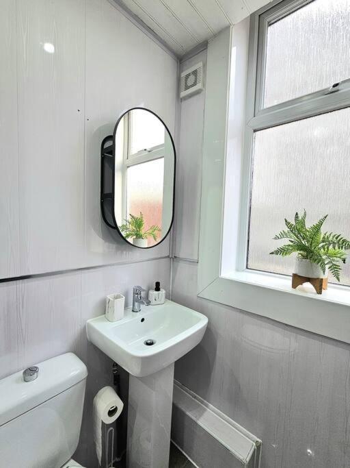 Spacious Haven With Free Parking Glasgow Exterior photo