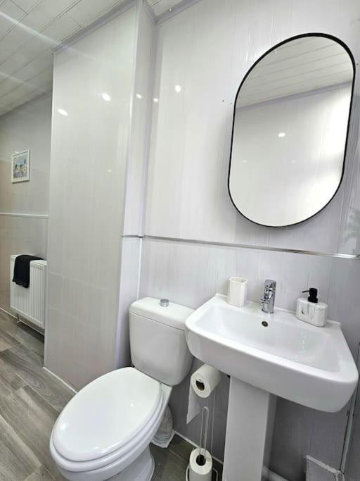 Spacious Haven With Free Parking Glasgow Exterior photo