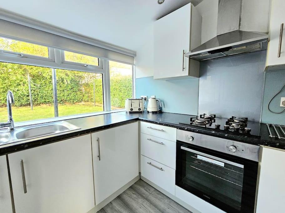 Spacious Haven With Free Parking Glasgow Exterior photo