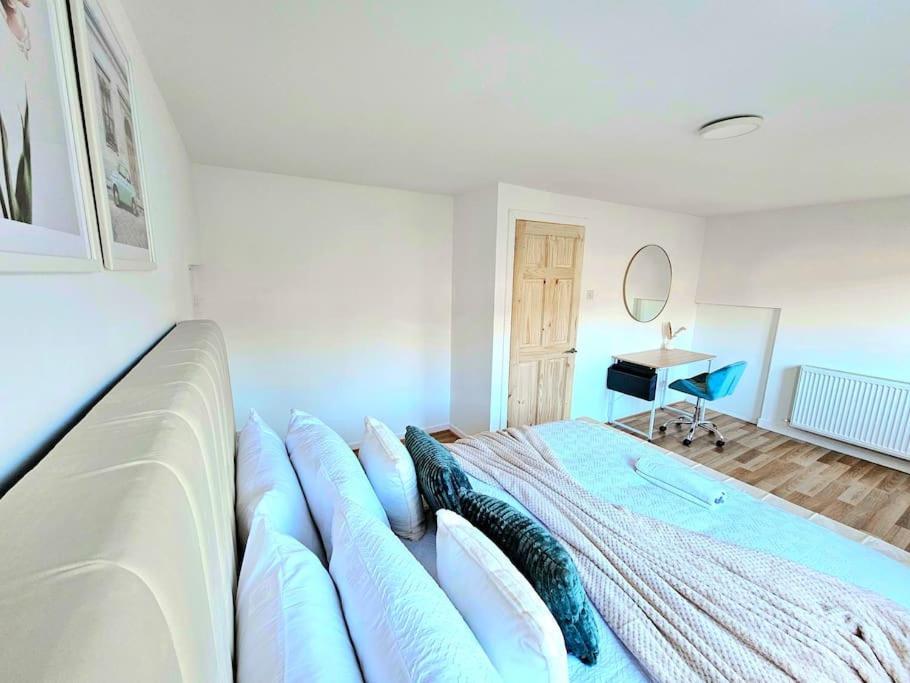 Spacious Haven With Free Parking Glasgow Exterior photo