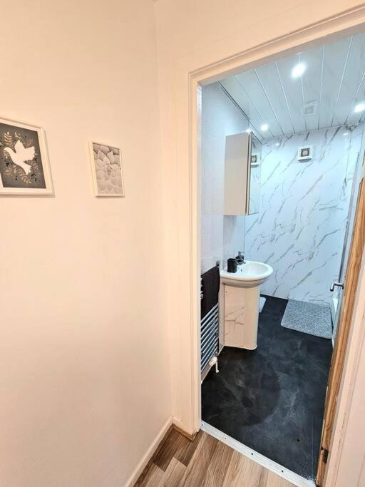 Spacious Haven With Free Parking Glasgow Exterior photo
